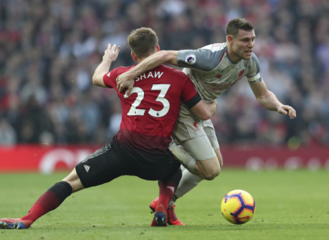 지난 2월 맨유 워정 경기에서 루크쇼(왼쪽)와 경합하는 제임스 밀너 (AP=연합뉴스)