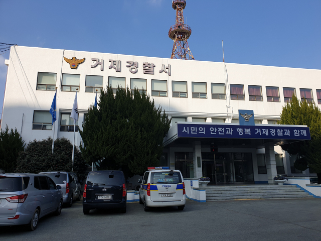 옥포동에 있는 현 경찰서는 1986년 지은 노후 청사다. 도내 23개 경찰서 중 가장 오래됐다. 공공청사 신축 기준인 내구연한 30년을 훌쩍 넘겨 비만 오면 빗물이 새고 지하에는 곰팡이가 핀다. 부산일보DB