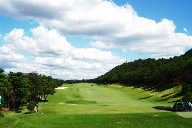 통도 파인이스트CC는 코스별로 특별함이 장점으로 평가받고 있다. 남 코스는 ‘남성’, 북 코스는 ‘여성’에 비유된다. 남 코스 1번 홀(위)과 북 코스 10번 홀 모습. 통도 파인이스트CC 제공