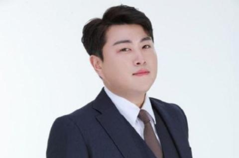 가수 김호중이 전 연인 폭행 의혹에 휩싸인 가운데 소속사 측이 허위 사실 유포에 대한 법적 대응을 시사했다. 생각을보여주는엔터테인먼트 제공