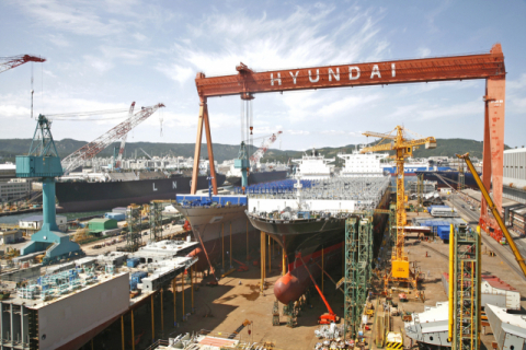 울산 HD현대중 잠수함 화재… 60대 실종자 수색 중(종합)