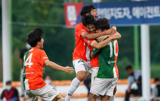 지난해 제57회 청룡기 전국고교축구대회 결승전에서 용인시축구센터U18덕영 선수들이 득점 뒤 기뻐하는 모습. 부산일보DB