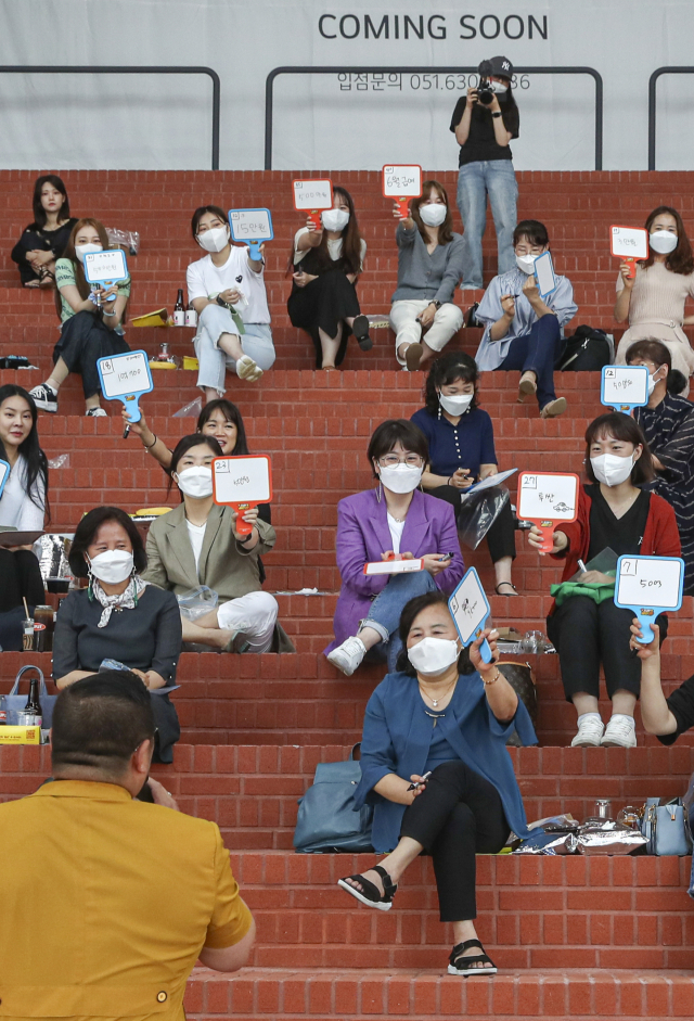 밀락더마켓에서 17일 열린 '코로나 최전선에서 싸운 의료진을 위한 힐링 이벤트' 참가한 코로나 의료진들이 경매 형식으로 기념품을 증정하는 행사에 참여하고 있다. 김종진 기자 kjj1761@