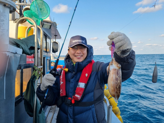 기자도 삼봉에기로 갑오징어 한 마리를 걸었다. 김선관 회장 제공