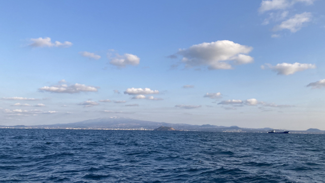 눈모자를 쓴 한라산. 제주 심해 갑오징어 낚시를 하면서 볼 수 있는 진귀한 풍경이다.