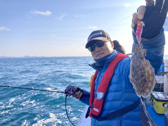 씨알 좋은 갑오징어를 연거푸 걸어낸 김선관 부산낚시협회 회장.