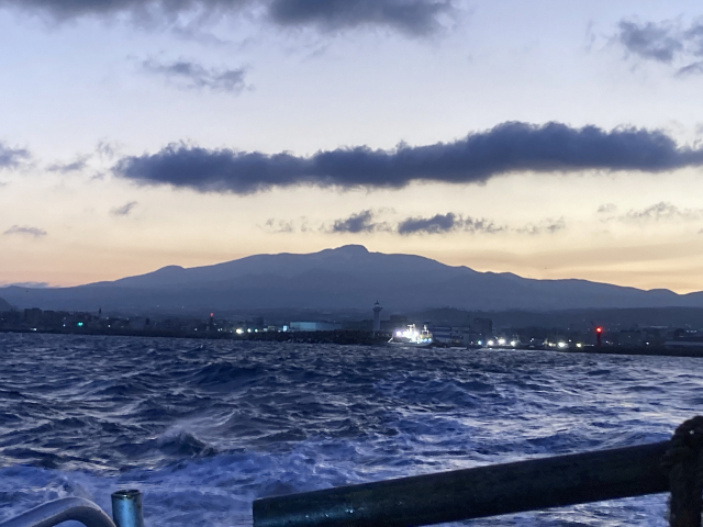 미영의 새벽에 한림항을 나서며 본 한라산.