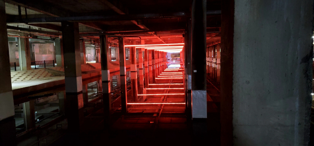 양산시 벤치마킹팀이 2023년 3월 홍제천에 조성된 물빛 로드를 벤치마캉히고 있다. 김태권 기자