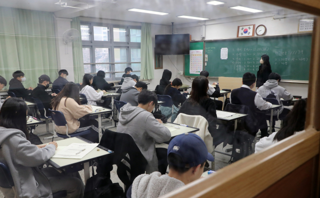 지난달 23일 수험 생활의 시작을 알리는 올해 첫 전국연합학력평가가 시행됐다. 입시 전문가들은 3월 학평 성적표를 기반으로 학습 계획을 수립하고 자신의 수준을 파악해야 ‘입시 꽃길’이 열린다고 조언한다. 서울의 한 고등학교에서 수험생이 학평을 치르고 있는 모습. 연합뉴스