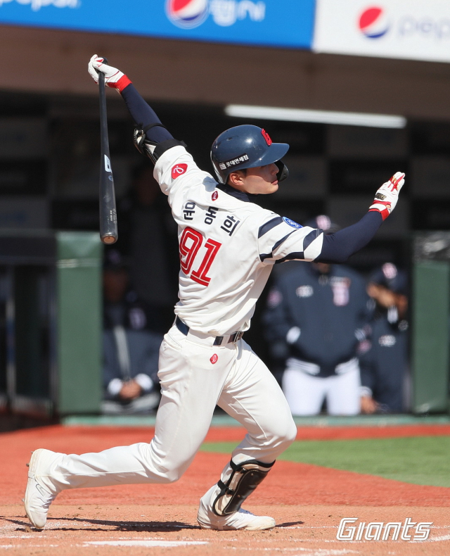 롯데 자이언츠 외야수 윤동희가 23일 열린 NC 다이노스와의 경기에서 9회 초 밀어내기 볼넷을 만들어내 팀의 결승점을 뽑아냈다. 지난 3월 열린 시범경기 당시 윤동희의 타격 모습. 롯데 자이언츠 제공