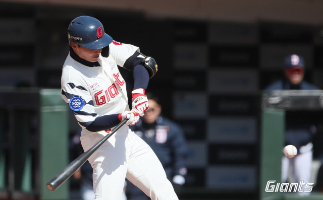 롯데 자이언츠 외야수 윤동희가 23일 열린 NC 다이노스와의 경기에서 9회 초 밀어내기 볼넷을 만들어내 팀의 결승점을 뽑아냈다. 지난 3월 열린 시범경기 당시 윤동희의 타격 모습. 롯데 자이언츠 제공