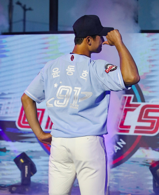 롯데 자이언츠 외야수 윤동희는 23일 열린 NC 다이노스와의 경기에서 9회 초 밀어내기 볼넷을 만들어내 팀의 결승점을 뽑아냈다. 지난 3월 롯데 2023시즌 출범식에서 윤동희가 새 유니폼을 입고 자신의 등 번호를 가리키고 있다. 롯데 자이언츠 제공