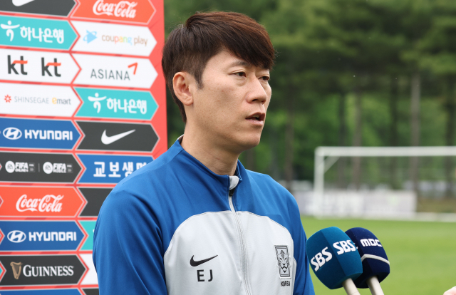 김은중 U-20 축구대표팀 감독이 7일 오후 경기도 파주 축구국가대표트레이닝센터(NFC)에서 국제축구연맹(FIFA) 20세 이하 아르헨티나 월드컵을 앞두고 열린 미디어데이에서 취재진과 인터뷰를 하고 있다. 연합뉴스