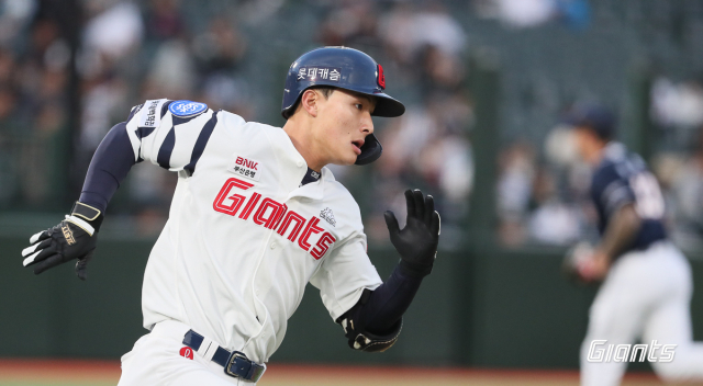 롯데 자이언츠 외야수 윤동희는 11일 두산 베어스와의 경기에서 프로 데뷔 첫 멀티히트 경기를 기록했다. 윤동희는 10회 초 호수비를 펼치며 팀 승리의 디딤돌을 놨다. 롯데 자이언츠 제공