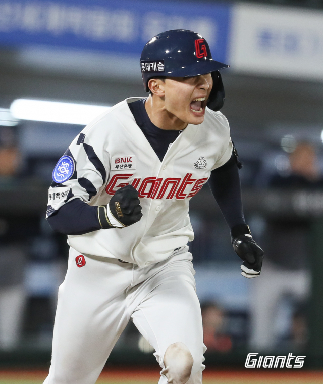 롯데 자이언츠 외야수 윤동희는 11일 두산 베어스와의 경기에서 프로 데뷔 첫 멀티히트 경기를 기록했다. 윤동희는 10회 초 호수비를 펼치며 팀 승리의 디딤돌을 놨다. 롯데 자이언츠 제공