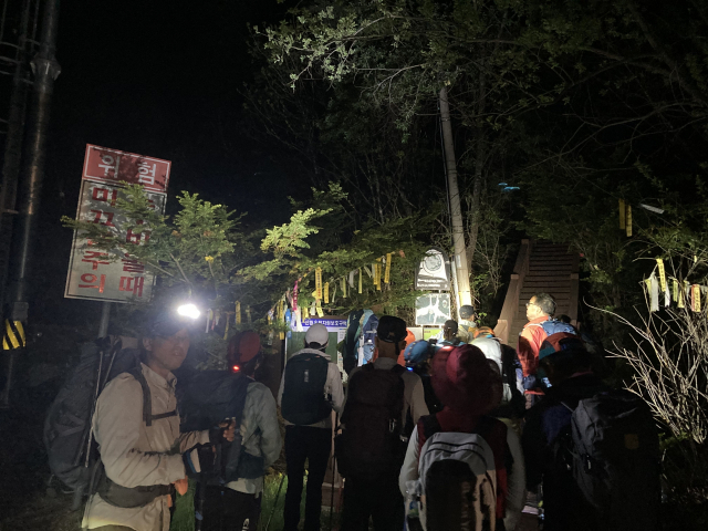 구룡령에서 산행을 시작한다. 시작부터 계단이다.