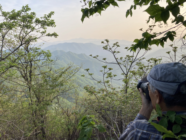 황계복 강사가 백두대간 능선을 카메라에 담고 있다.