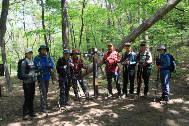 작은미아치골 갈림길에서 기념.