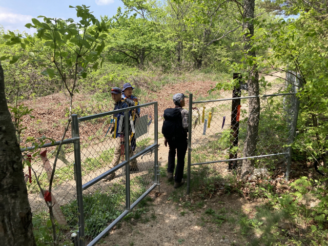 철문이 달린 조침령 임도 길.