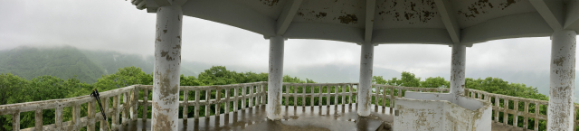 육각정 3층 전망대. 예전에 빨치산 망루가 있던 곳이라고 한다.