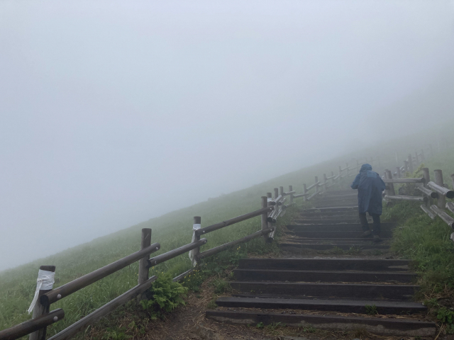 비가 점점 거세진다. 간월재에서 간월산 오르는 길.