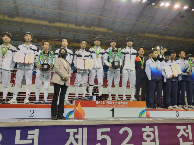 제52회 전국소년체전이 27일부터 나흘간 울산 일원에서 열린다. 사전경기로 열린 펜싱 남중부 플뢰레 단체전에서 우승한 부산시선수단 4명이 시상대 맨 위에 섰다. 왼쪽 상장을 들고 있는 김민결(거점스포츠클럽)은 개인전에서도 우승해 2관왕에 올랐다. 부산시펜싱협회 제공