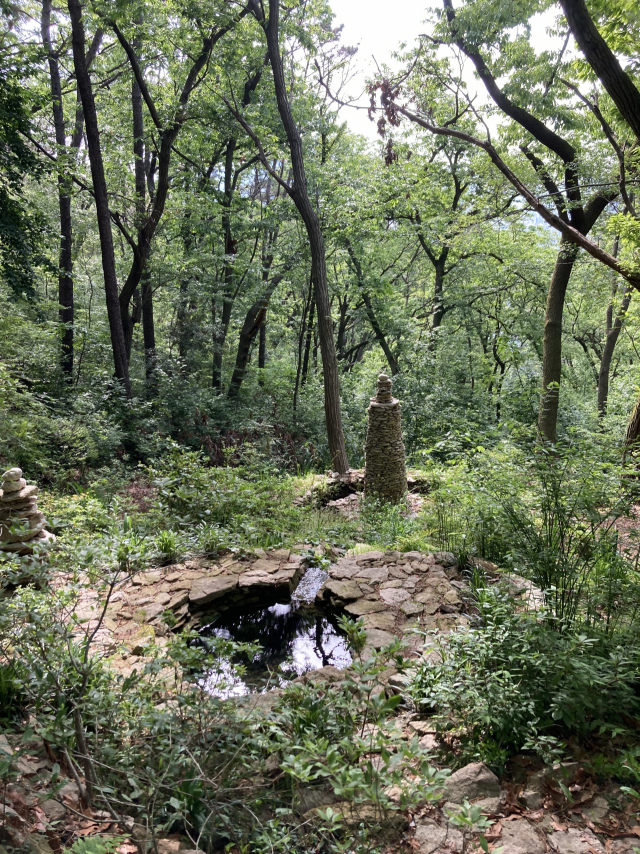 잘 가꿔 놓은 연못과 돌탑.