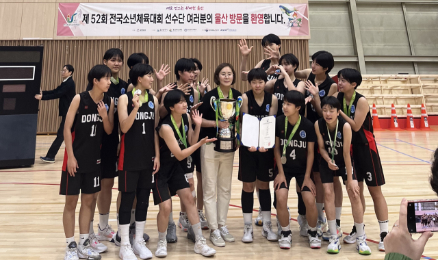 제52회 전국소년체전에서 값진 은메달을 수확한 동주여중 농구부 김은령 코치(가운데)와 선수들. 동주여중 제공