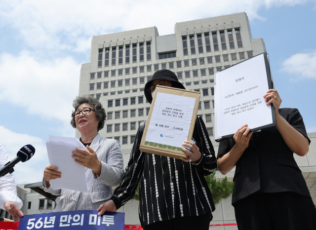 1964년 성폭력에 대항하는 과정에서 ‘고의에 의한 상해’로 구속 수사 및 유죄 판결을 받은 최말자(왼쪽) 씨가 지난해 5월 31일 오후 서울 서초구 대법원 앞에서 정당방위 인정을 위한 재심 개시 촉구 탄원서를 제출하기 전 기자회견을 하고 있다. 연합뉴스