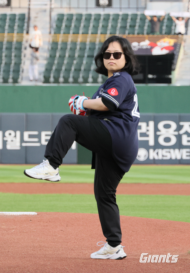 롯데 자이언츠 팬인 최희정(32) 씨는 올 시즌 롯데 야구를 관통하는 키워드인 ‘기세’ 응원을 처음 선보였다. 최 씨는 7일 부산 사직구장에서 열린 '기세 데이'에 시구자로 참여했다. 롯데 자이언츠 제공