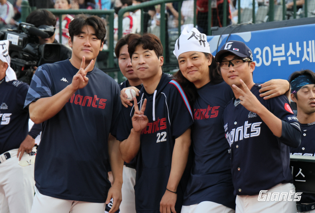 7일 부산 사직구장에서 열린 롯데와 KT의 경기에서는 '기세 데이' 이벤트가 열렸다. 롯데 김원중이 기세 타월을 머리에 매고 승리를 기원하고 있다. 롯데 자이언츠 제공