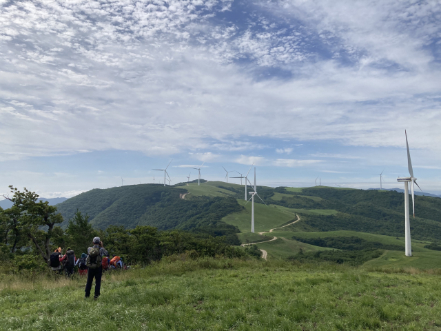 광활한 초지와 풍력발전기가 이국적인 풍경을 연출하는 백두대간 선자령 구간.