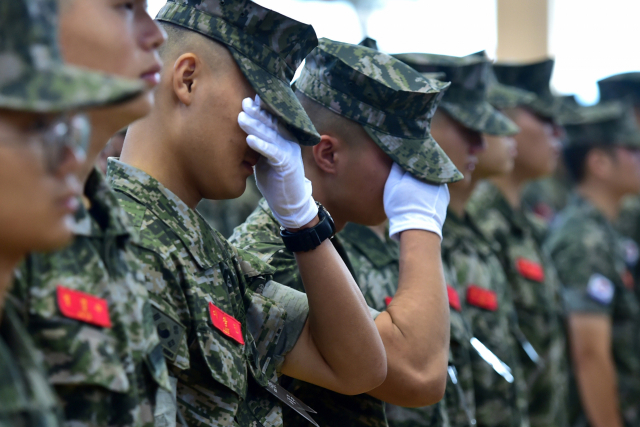 2023년 7월 22일 경북 포항 해병대 1사단 체육관인 '김대식관'에서 열린 고 채수근 상병 영결식에서 해병대원이 눈물을 흘리고 있다. 채 상병은 7월 19일 오전 9시께 예천 내성천에서 실종자를 수색하던 중 급류에 휩쓸려 숨졌다. 연합뉴스