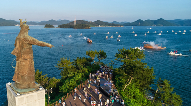 통영한산대첩축제의 백미인 한산해전 재연. 부산일보DB