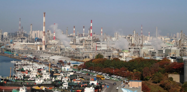 울산 장생포에서 바라본 석유화학공단 전경. 울산시 제공