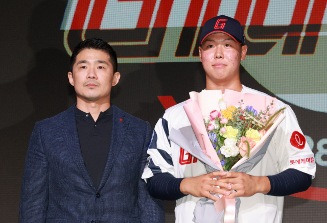 롯데 자이언츠는 14일 서울 웨스틴 조선호텔에서 열린 2024 KBO 신인드래프트.1라운드에서 경북고 투수 겸 타자 경북고 전미르를 지명했다. 연합뉴스