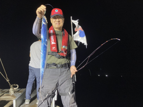 [선상낚시] 지금 남해 밤바다는 은빛 갈치로 '출렁'