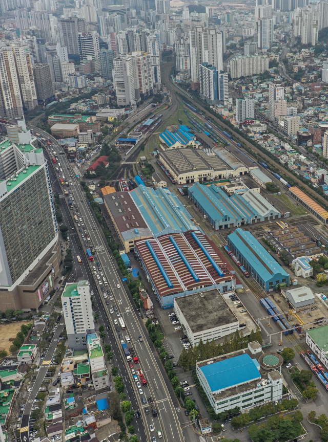 부산 동서고가로와 인접한 부산진구 범천동 철도차량정비단. 김종진 기자