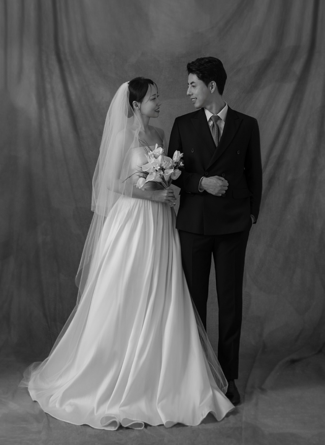 신랑 백어진 코치(사진 오른쪽)와 신부 김지수 양이 다정한 모습을 보이고 있다. 롯데 자이언츠 제공