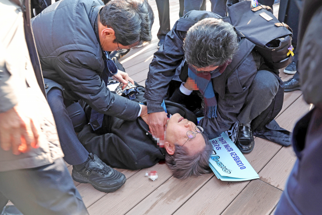 이재명 더불어민주당 대표가 2024년 1월 2일 오전 부산 강서구 가덕도 대항전망대에서 괴한의 흉기 피습으로 쓰러져 고통스러워하고 있다. 정종회 기자 jjh@