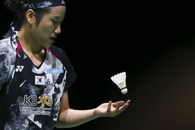 13일(현지시간) 말레이시아 쿠알라룸푸르에서 열린 세계배드민턴연맹(BWF) 월드투어 슈퍼 1000 말레이시아오픈 여자 단식 4강전에서 한국의 안세영이 중국의 장이만을 상대로 경기를 펼치고 있다. EPA연합뉴스