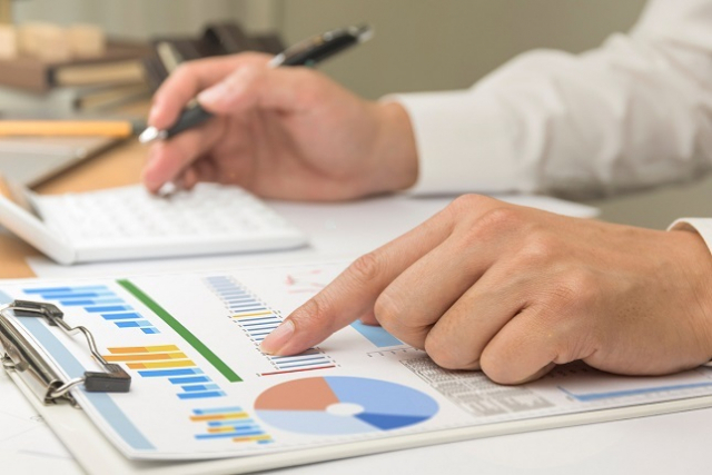 올해 결혼한 신혼부부는 연말까지 혼인신고를 마쳐야 이번 연말정산에서 각각 최대 50만원씩 세액공제를 받을 수 있다. 또 8~20세 자녀에 대한 세액공제는 자녀당 10만원씩 금액이 인상된다. 클립아트코리아