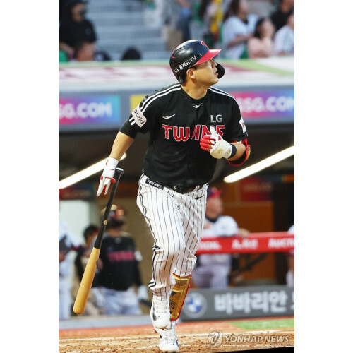 지난해 6월 27일 인천 SSG랜더스필드에서 열린 2023 KBO리그 프로야구 LG 트원스와 SSG 랜더스 경기. 5회초 무사 상황 LG 김민성이 솔로 홈런을 치고 있다. 연합뉴스 제공