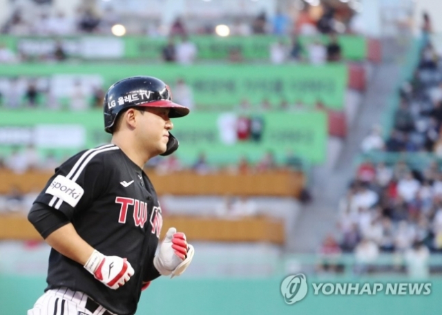 지난해 5월 23일 인천 SSG랜더스필드에서 열린 프로야구 SSG 랜더스와 LG 트윈스의 경기. 4회초 LG 공격 2사 만루 상황에서 김민성이 좌월 만루 홈런을 친 뒤 홈으로 달리고 있다. 연합뉴스 제공