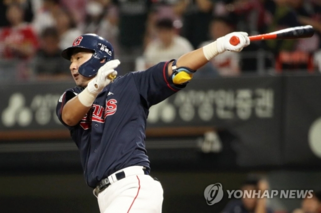 2022년 9월 29일 광주기아챔피언스필드에서 열린 프로야구 2022 KBO리그 롯데 자이언츠와 KIA 타이거즈의 경기에서 롯데 김민수가 7회에 안타를 치고 있다. 연합뉴스 제공