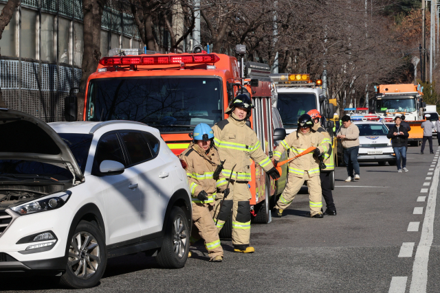 지난해 자동차보험 경상환자 치료비가 또 늘어난 것으로 나타났다. 폭설 상황을 가정해 실시된 도로 제설 훈련에서 구조대원들이 눈길 교통사고 운전자를 구조하고 있다. 연합뉴스
