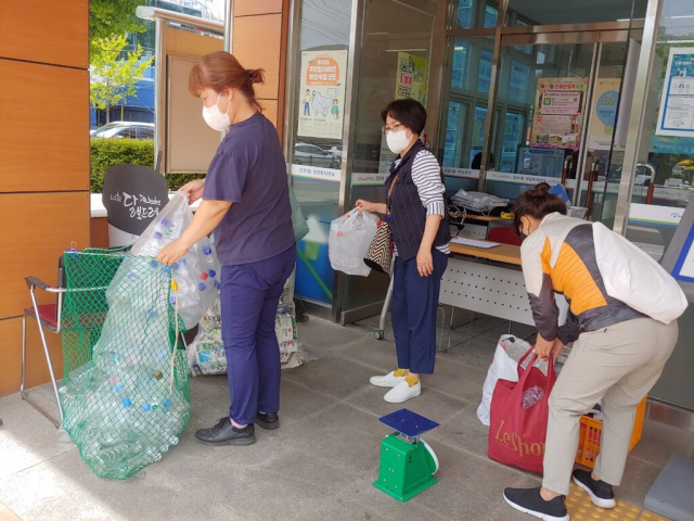 경남 김해시의 시민 참여형 자원순환 정책 ‘폐자원 회수보상제’에 참여하는 시민들. 김해시 제공