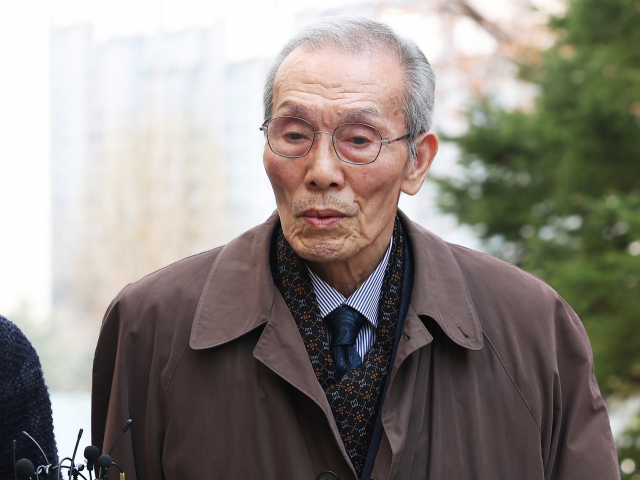 여성을 강제 추행한 혐의로 기소된 배우 오영수 씨가 2024년 3월 15일 오후 경기도 성남시 수원지방법원 성남지원에서 열린 1심 선고공판에 출석하고 있다. 연합뉴스