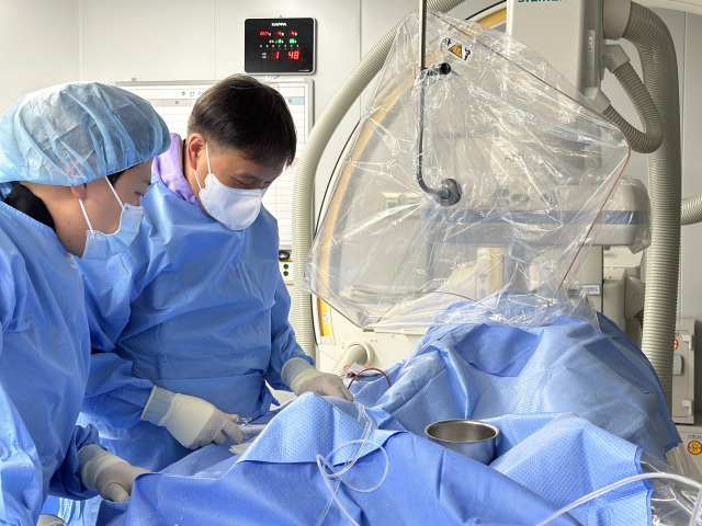 해운대부민병원 심혈관센터 김정수 센터장이 협심증 환자를 치료하고 있다. 해운대부민병원 제공