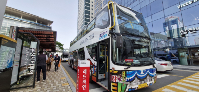 부산관광공사에서 운영하는 부산시티투어 부산역 승강장. 레드라인과 그린라인 두 개 코스가 부산항대교 공포 구간을 경유하고 있다. 김희돈 기자